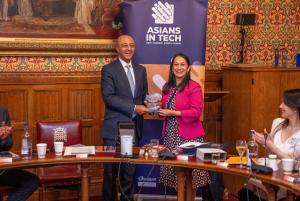Lord-Gadhia-presented-with-a-Diversity-Champions-Award-by-Lopa-Patel-MBE-Chair-of-Diversity-UK-V7008186c